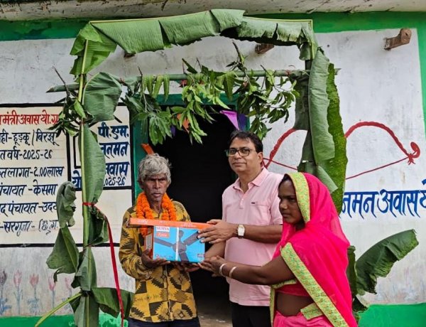 कच्चे घर की परेशानियां हुईं दूर, अब सुरक्षित छत के नीचे बेहतर भविष्य की ओर बढ़ रहे परिवार