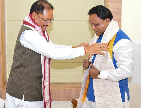 मुख्यमंत्री श्री विष्णु देव साय ने ओडिशा के मुख्यमंत्री श्री मोहन चरण माझी से की सौजन्य भेंट