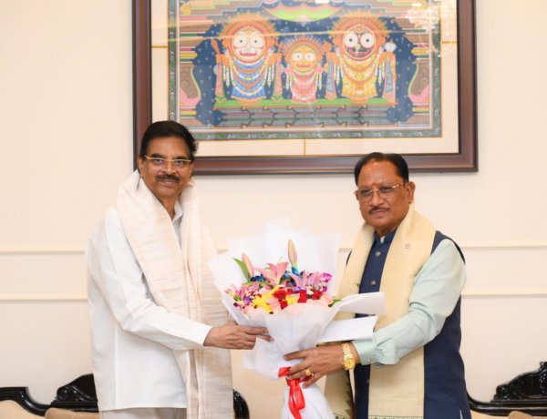मुख्यमंत्री श्री विष्णु देव साय ने ओडिशा के राज्यपाल डॉ. हरि बाबू कंभमपति से की शिष्टाचार भेंट