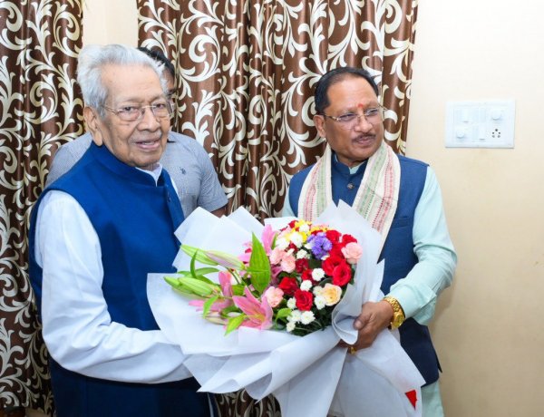 मुख्यमंत्री श्री विष्णु देव साय ने छत्तीसगढ़ के पूर्व राज्यपाल श्री विश्वभूषण हरिचंदन से की सौजन्य भेंट