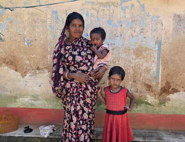 आंगनबाड़ी कार्यकर्ता से मिली योजना की जानकारी, आवेदन कर योजना से जुड़ीं खिरमेन