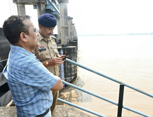 कलेक्टर-एसपी ने शिवरीनारायण पहुंचकर बैराज, पुल और प्रभावित क्षेत्रों का किया निरीक्षण