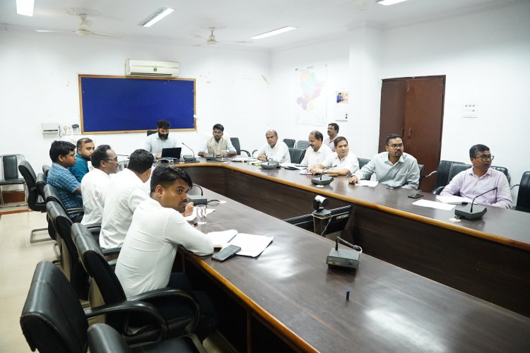राजस्व एवं कृषि विभाग की समीक्षा बैठक में कलेक्टर ने कहा- प्रत्येक किसान और प्रत्येक खसरे का पंजीयन अनिवार्य रूप से करें