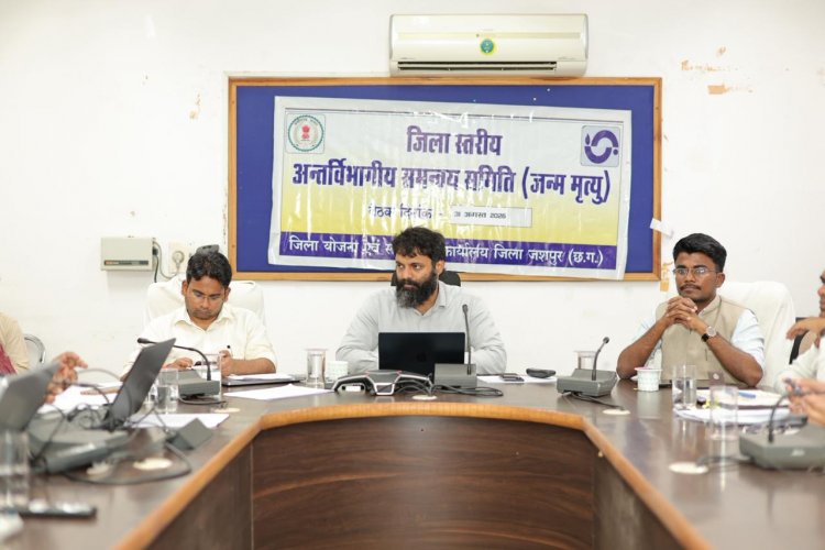 जशपुर : जन्म और मृत्यु प्रमाण पत्र समय सीमा में जारी करने के कलेक्टर रोहित व्यास ने दिए सख्त निर्देश