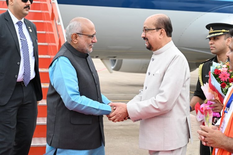 राज्यपाल श्री डेका ने उपराष्ट्रपति श्री राधाकृष्णन का किया आत्मीय स्वागत