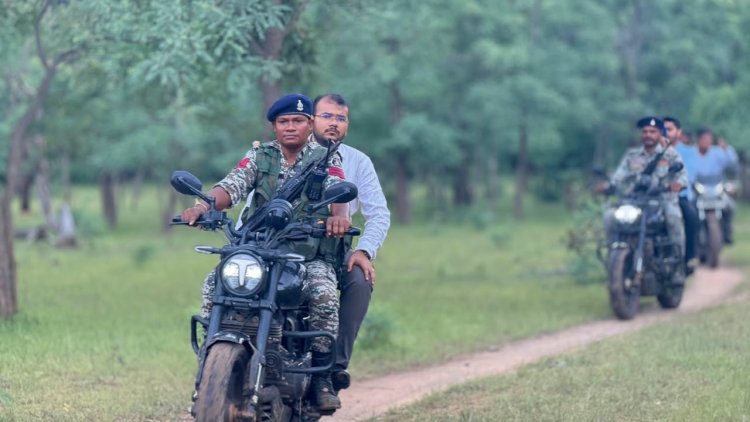 मुख्यमंत्री विष्णुदेव साय की मंशानुरूप मेटागुड़ा में लगी चौपाल, जमीन पर बैठकर कलेक्टर अमित कुमार ने सुनी ग्रामीणों की समस्याएं