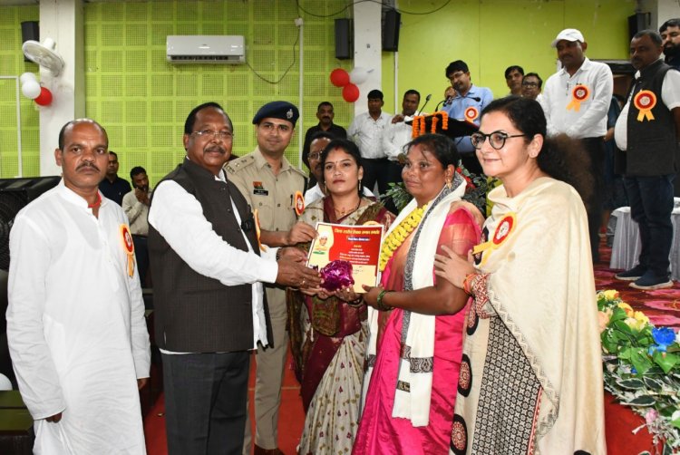 बलरामपुर-रामानुजगंज : शिक्षक केवल पाठ्यक्रम पूरा कराने वाला नहीं, पूरी पीढ़ी के चरित्र और सोच का निर्माता—मंत्री रामविचार नेताम
