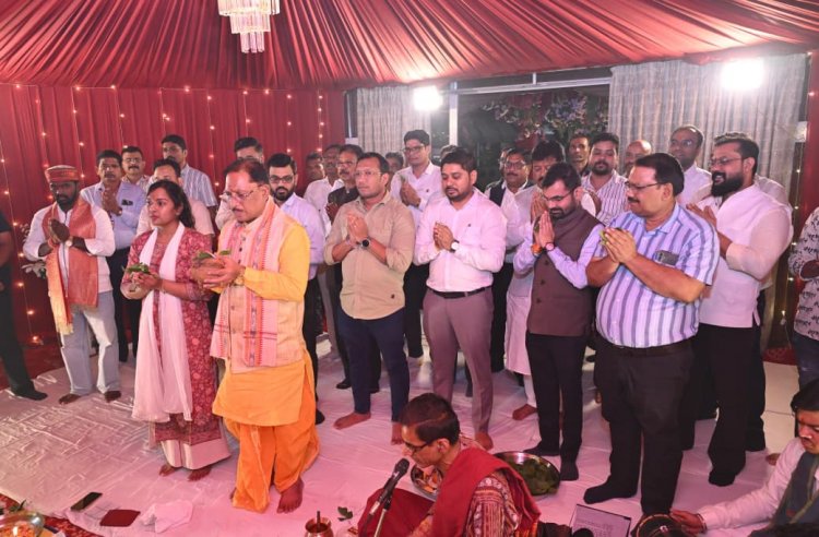 रायपुर: गणेश चतुर्थी पर मुख्यमंत्री निवास में गूंजे गणपति के जयकारे, साय परिवार ने की पूजा-अर्चना