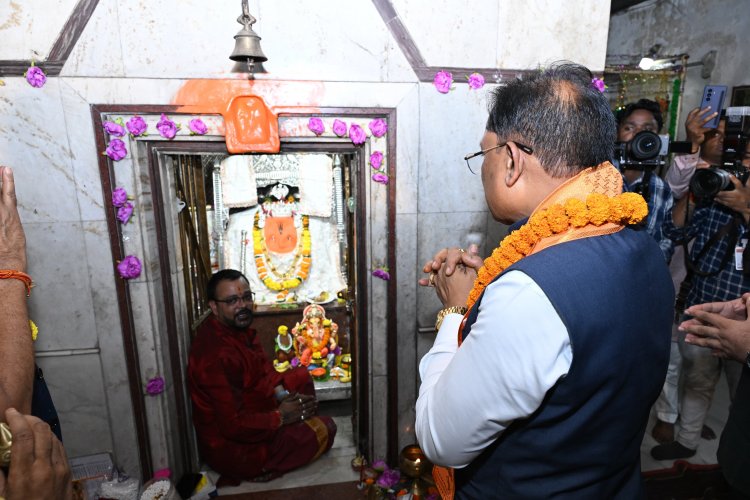 मुख्यमंत्री विष्णुदेव साय ने गोल बाजार में विराजे विघ्नहर्ता के किए दर्शन-पूजन, प्रदेश की सुख-समृद्धि और खुशहाली की कामना की