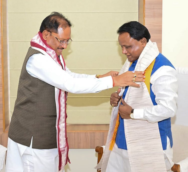 मुख्यमंत्री श्री विष्णु देव साय ने ओडिशा के मुख्यमंत्री श्री मोहन चरण माझी से की सौजन्य भेंट