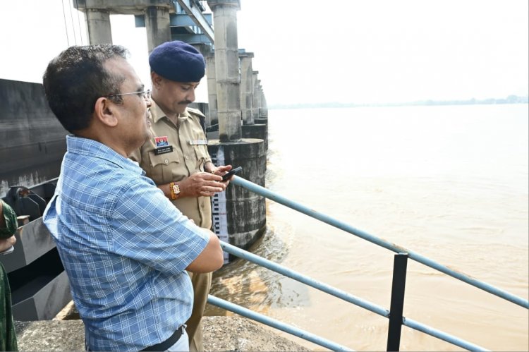 कलेक्टर-एसपी ने शिवरीनारायण पहुंचकर बैराज, पुल और प्रभावित क्षेत्रों का किया निरीक्षण