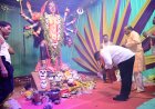 मां दुर्गा के दर्शन कर माता के जसगीतों में हुए शामिल, श्रद्धालुओं के साथ बजाए मंजीरे