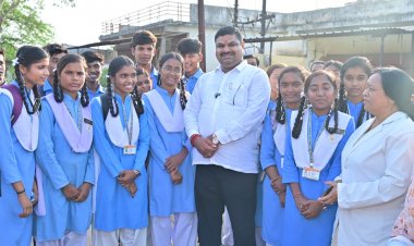 शिक्षा मंत्री श्री गजेन्द्र यादव स्कूल से घर लौट रहे स्कूली बच्चों के बीच पहुंचकर सहज संवाद