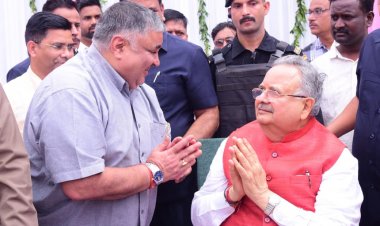 विधानसभा अध्यक्ष डॉ. रमन सिंह को जन्मदिन की बधाई देने पहुंचे पर्यटन मंत्री श्री राजेश अग्रवाल