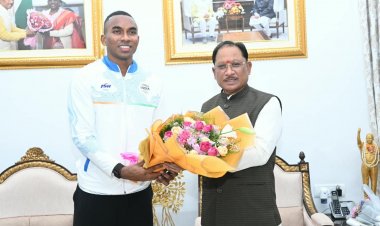 मुख्यमंत्री श्री विष्णु देव साय से एशियन गेम्स के कांस्य पदक विजेता एथलीट अनिमेष कुजूर ने की सौजन्य मुलाकात
