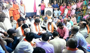 देवी पंडाल बने जनसमस्या निवारण के केंद्र, उप मुख्यमंत्री श्री विजय शर्मा ने मां दुर्गा के चरणों में बैठकर सुनीं ग्रामीणों की समस्याएं
