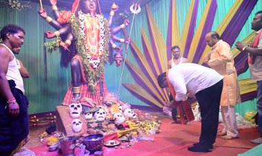 मां दुर्गा के दर्शन कर माता के जसगीतों में हुए शामिल, श्रद्धालुओं के साथ बजाए मंजीरे