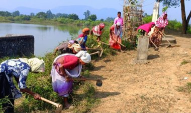 माटी में रोजगार- प्रतिदिन 300 रुपए की मजदूरी से श्रमिक परिवारों को मिला मजबूत आर्थिक आधार, पलायन पर लगी रोक