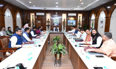 मुख्यमंत्री श्री विष्णु देव साय की अध्यक्षता में आज  सिविल लाइन स्थित मुख्यमंत्री निवास में मंत्री परिषद की बैठक प्रारम्भ