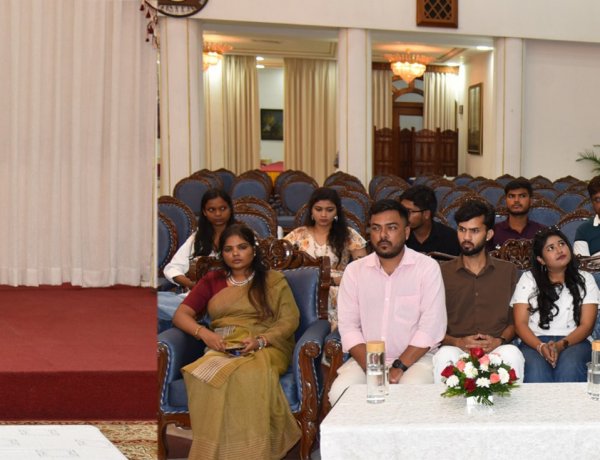 बस्तर की बदली तस्वीर को देश दुनिया तक पहुंचाएं सोशल मीडिया इन्फ्लुएंसर - राज्यपाल श्री डेका
