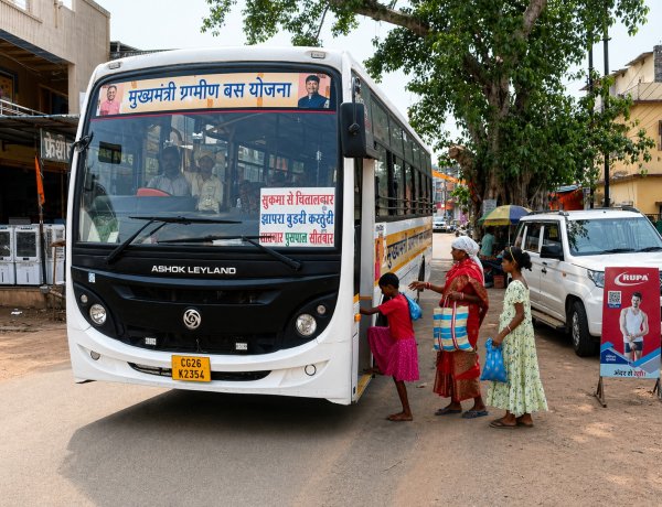 बस्तर-सरगुजा के दुर्गम अंचलों में आवागमन की नई राह, 13 जिलों के 106 मार्गों पर दौड़ रहीं 107 बसें