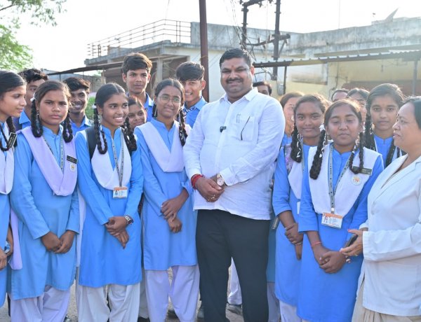 शिक्षा मंत्री श्री गजेन्द्र यादव स्कूल से घर लौट रहे स्कूली बच्चों के बीच पहुंचकर सहज संवाद