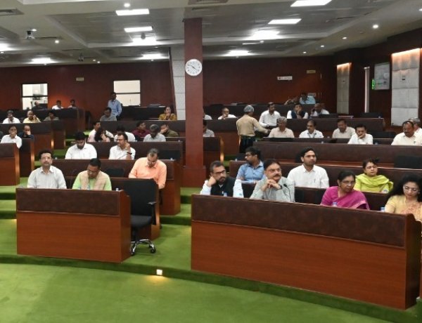 नागरिक सेवाओं में तकनीक, निवेश, रोजगार, ग्रामीण संपर्क और प्राकृतिक संसाधनों के बेहतर प्रबंधन पर जोर