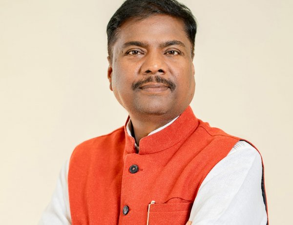 मुख्यमंत्री श्री विष्णु देव साय एवं सहकारिता मंत्री श्री केदार कश्यप ने गन्ना किसानों को दी बधाई