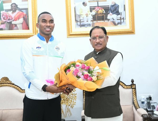 मुख्यमंत्री श्री विष्णु देव साय से एशियन गेम्स के कांस्य पदक विजेता एथलीट अनिमेष कुजूर ने की सौजन्य मुलाकात
