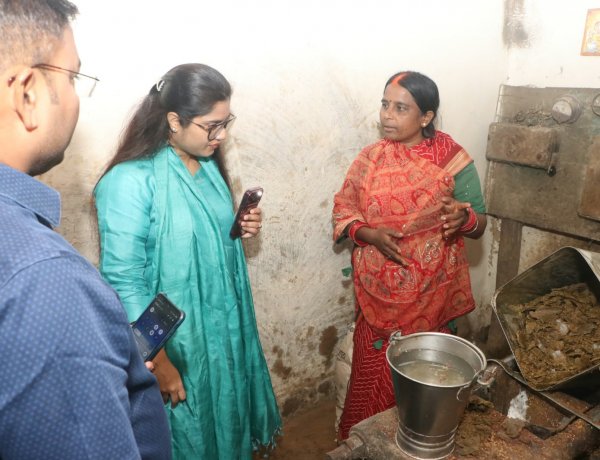 कलेक्टर ने पूजा महिला स्व-सहायता समूह की आजीविका गतिविधियों का लिया जायजा