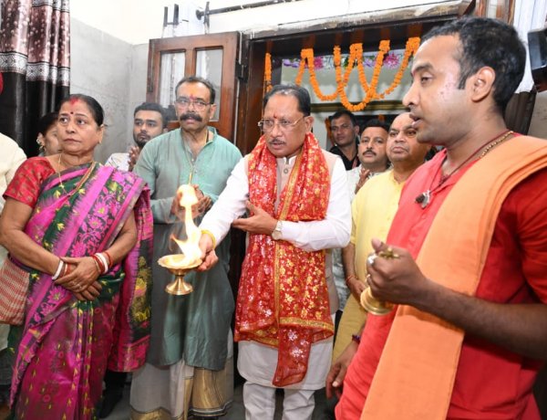 मुख्यमंत्री श्री साय ने रायपुर के कालीबाड़ी मंदिर एवं दुर्गा पूजा पंडाल में टेका माथा, प्रदेशवासियों की खुशहाली के लिए मांगा आशीर्वाद