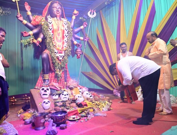 मां दुर्गा के दर्शन कर माता के जसगीतों में हुए शामिल, श्रद्धालुओं के साथ बजाए मंजीरे