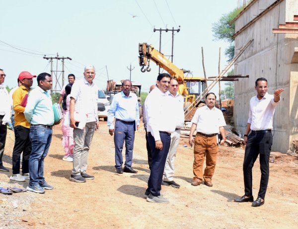 लोक निर्माण विभाग के सचिव ने निर्माण कार्यों की प्रगति की समीक्षा की