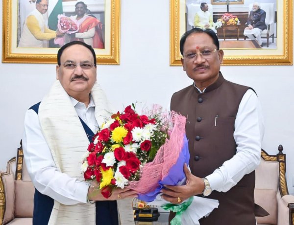 रायपुर : मुख्यमंत्री श्री विष्णु देव साय ने केंद्रीय स्वास्थ्य एवं परिवार कल्याण मंत्री श्री जगत प्रकाश नड्डा का किया आत्मीय स्वागत