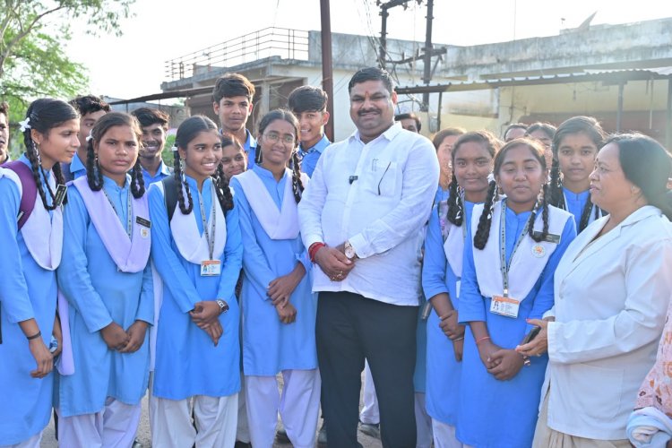 शिक्षा मंत्री श्री गजेन्द्र यादव स्कूल से घर लौट रहे स्कूली बच्चों के बीच पहुंचकर सहज संवाद