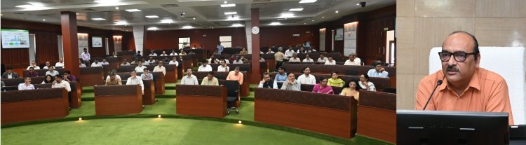 नागरिक सेवाओं में तकनीक, निवेश, रोजगार, ग्रामीण संपर्क और प्राकृतिक संसाधनों के बेहतर प्रबंधन पर जोर