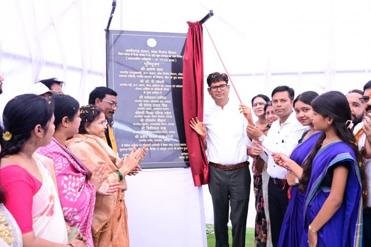 वित्त मंत्री ओपी चौधरी ने शाला नायक सुमन के हाथों कराया भूमिपूजन, उत्कृष्ट प्रदर्शन करने वाले विद्यार्थियों को किया सम्मानित