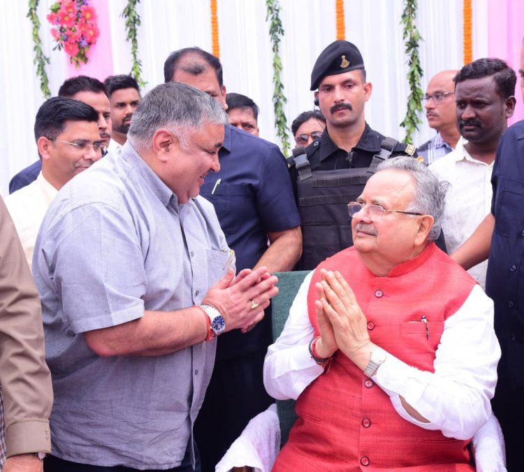 विधानसभा अध्यक्ष डॉ. रमन सिंह को जन्मदिन की बधाई देने पहुंचे पर्यटन मंत्री श्री राजेश अग्रवाल