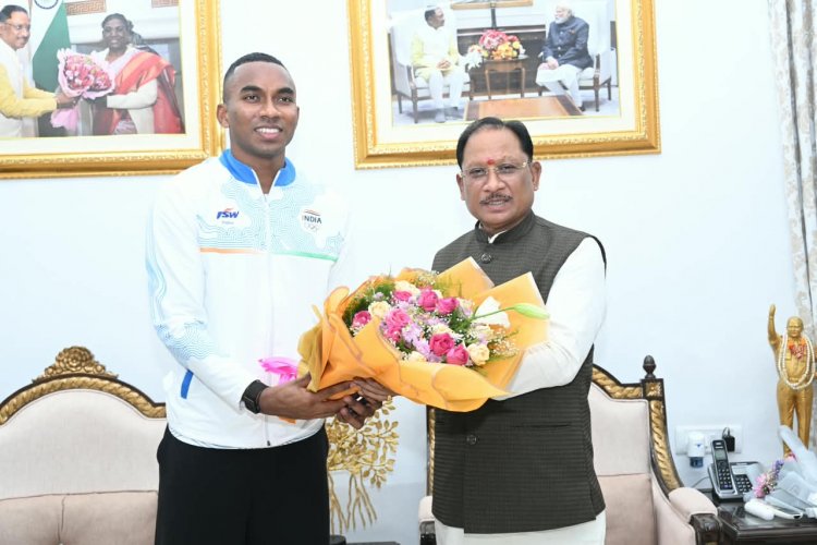 मुख्यमंत्री श्री विष्णु देव साय से एशियन गेम्स के कांस्य पदक विजेता एथलीट अनिमेष कुजूर ने की सौजन्य मुलाकात