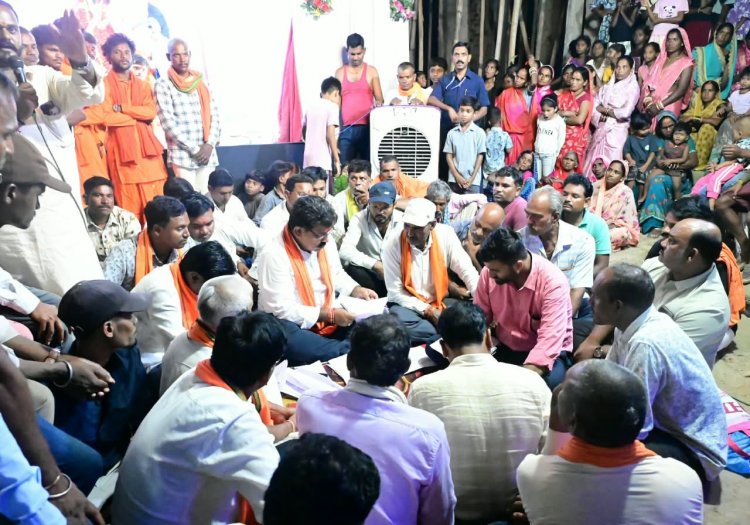 देवी पंडाल बने जनसमस्या निवारण के केंद्र, उप मुख्यमंत्री श्री विजय शर्मा ने मां दुर्गा के चरणों में बैठकर सुनीं ग्रामीणों की समस्याएं