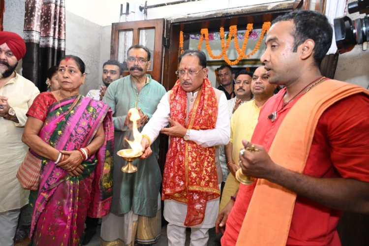 मुख्यमंत्री श्री साय ने रायपुर के कालीबाड़ी मंदिर एवं दुर्गा पूजा पंडाल में टेका माथा, प्रदेशवासियों की खुशहाली के लिए मांगा आशीर्वाद