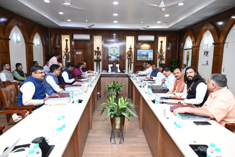 मुख्यमंत्री श्री विष्णु देव साय की अध्यक्षता में आज  सिविल लाइन स्थित मुख्यमंत्री निवास में मंत्री परिषद की बैठक प्रारम्भ
