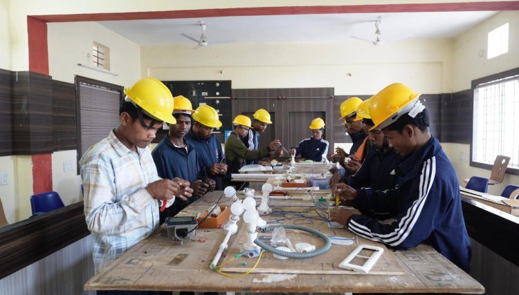 नक्सल प्रभावित क्षेत्रों के 2,323 पुनर्वासितों को दिया गया कौशल प्रशिक्षण